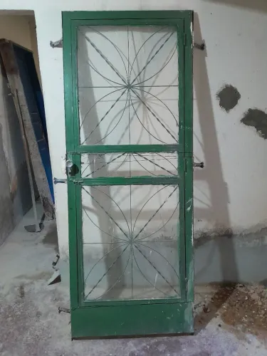Porta no aço com vidro abre no meio
