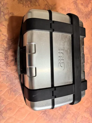 baú de motocicleta da marca Givi, modelo Trekker 33 l