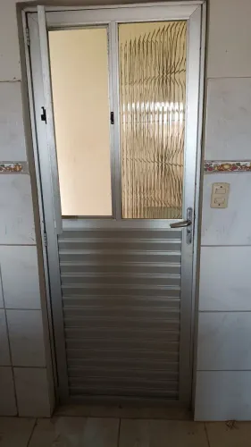 Porta de alumínio linha 25 com portiola