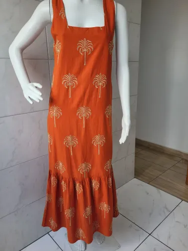 Vestido MEXED com estampa bordado em fio dourado.