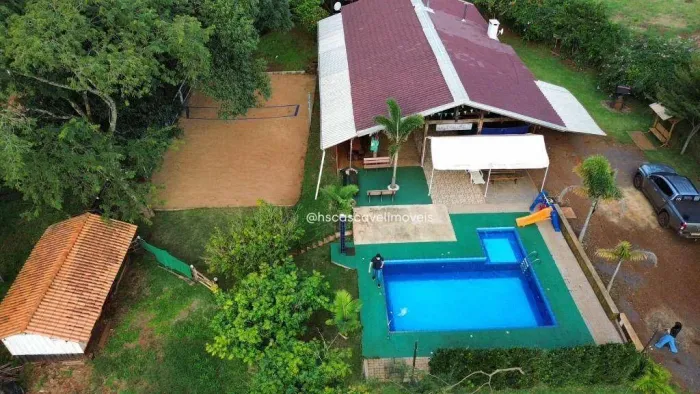 Ampla casa com piscina em condominio de Chácara.