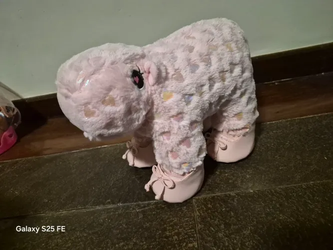 Criamigos pelucia capivara rosa com sapatos NOVA