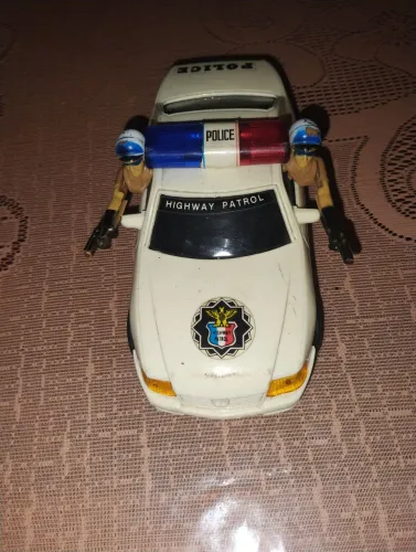 Vendo um carro da polícia bate e volta antigo