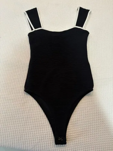     Body Feminino Preto Canelado com Detalhes em Branco