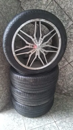 Roda Aro 20 multifuros cromada com pneus