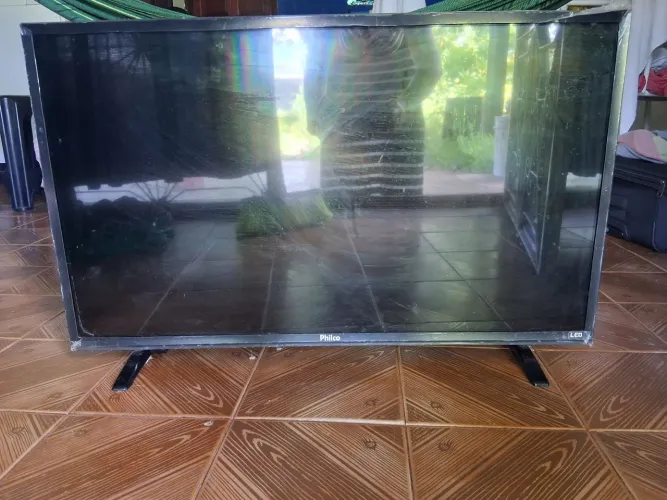 Vende se uma tv de 32 polegadas para retirada de peças ou conserto pois e nova 