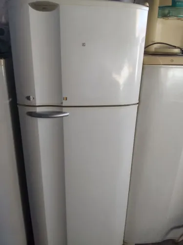 Geladeira eletrolux 450litros,funcionando muito bem, espaçosa,muito boa um frizer excelent