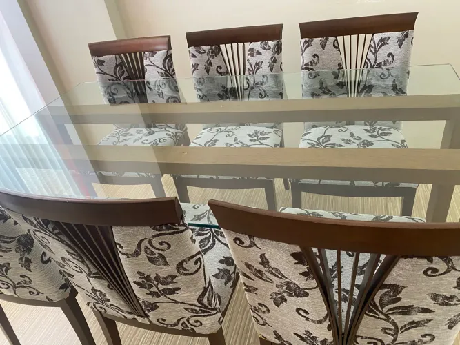 Mesa de jantar seminova de madeira com vidro