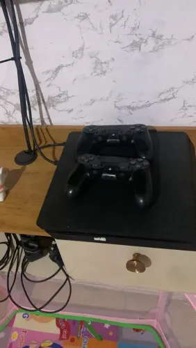 PlayStation 4 1TB + Controles Originais e Jogos