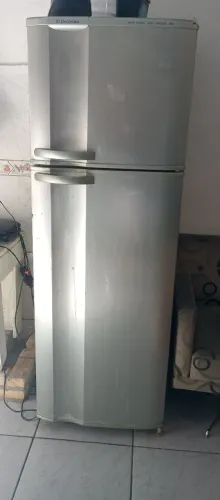 Geladeira Eletrolux 359 litros não é Frost free