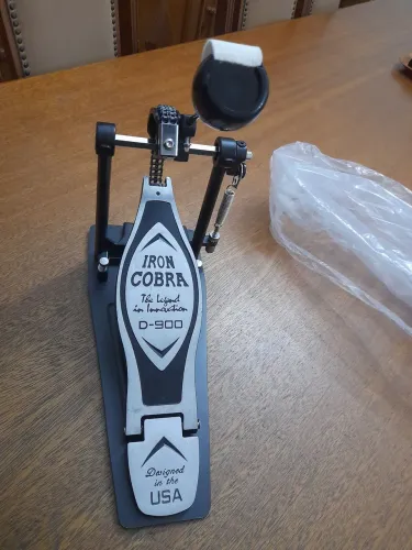 Pedal de bumbo. Corrente dupla. Base estabilizadora. Batedor dupla face. Sem uso