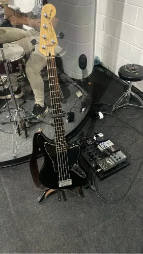 Baixo Squier jaguar 5 cordas VM