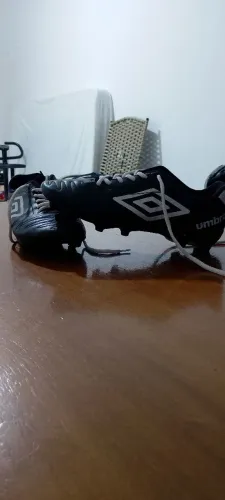 Chuteira de campo umbro em bom estado semi usada