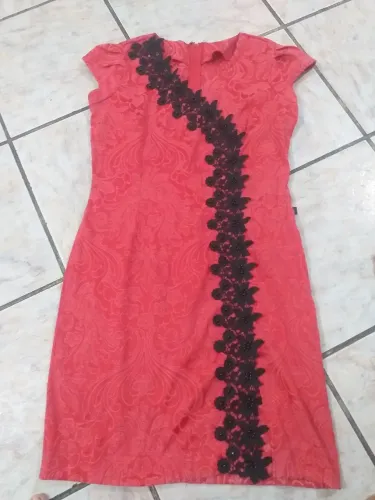 Vestido vermelho com flores pretas