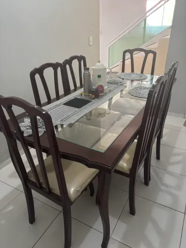 Vende-se mesa de madeira 6 lugares