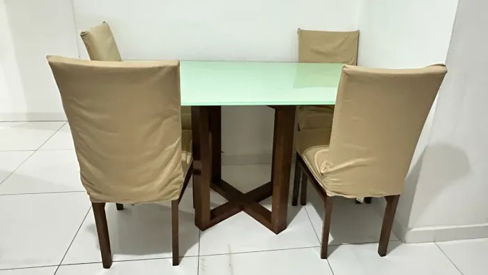 Mesa de jantar tokestok com 4 cadeiras