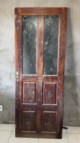 Vendo porta de madeira e vidro