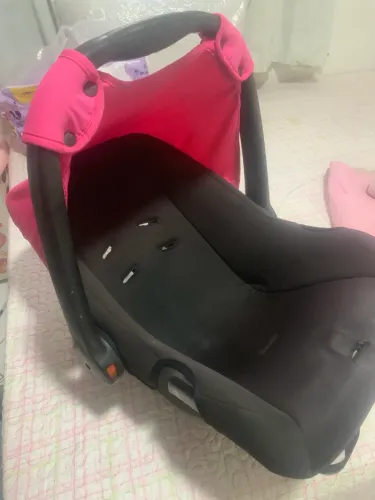 Canguru e bebê conforto