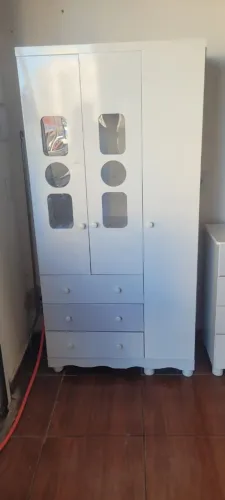 Comoda e guarda roupa infantil
