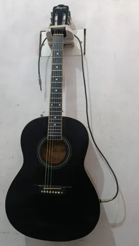 Violão elétrico de cordas novas, regulado por um especialista em violões e no ponto de uso