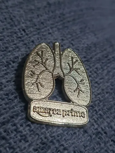 pin dourado de amazon prime video pulmão broche da ccxp