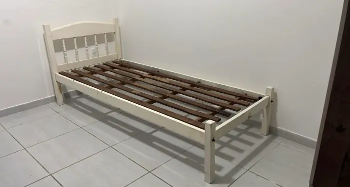 cama de solteiro de madeira (acompanha colchão