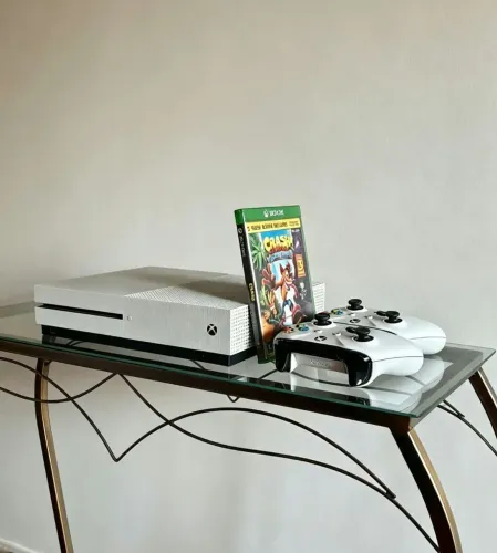 Vendo X box one s com 2 jogos incluso