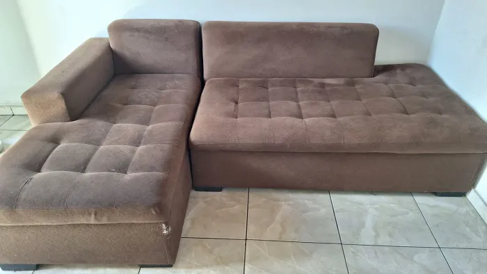 Vende-se esse sofá de duas partes 