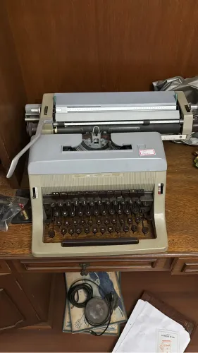 Máquina de escrever Olivetti Linea 88 funcionando - vintage