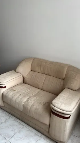Sofá com mesa de centro