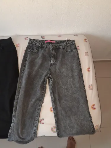 Calça preta e marmorizada, tamanho 46