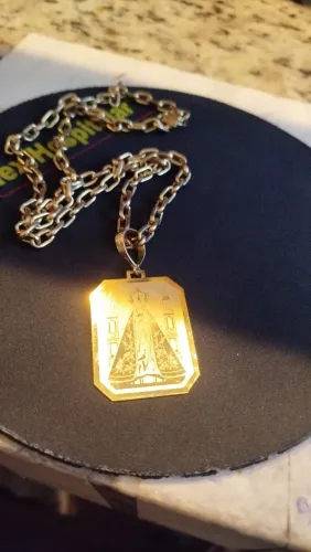 Corrente banhada com pingente nossa senhora.