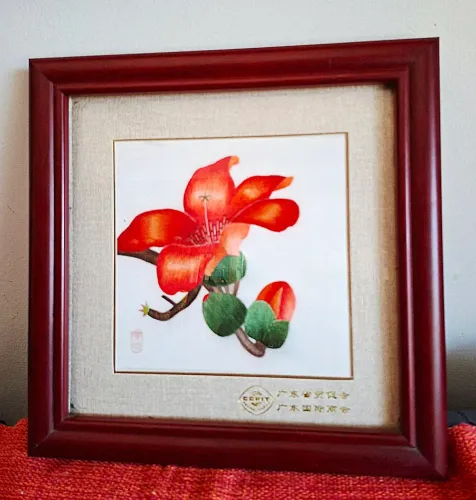 Quadro bordado a mão com flor kapok