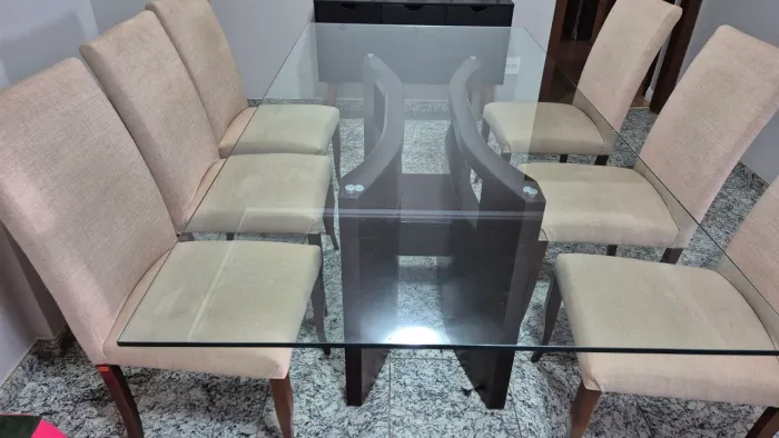 Mesa de madeira com tampo de vidro + 6 cadeiras