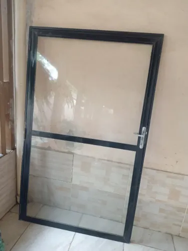 Porta de Alumínio de vidro 1,12cm por 1,82cm semi nova. 