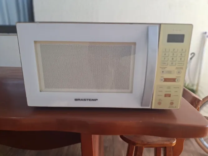 Micro-ondas Brastemp de 30 litros funcionando perfeitamente e em excelente estado.