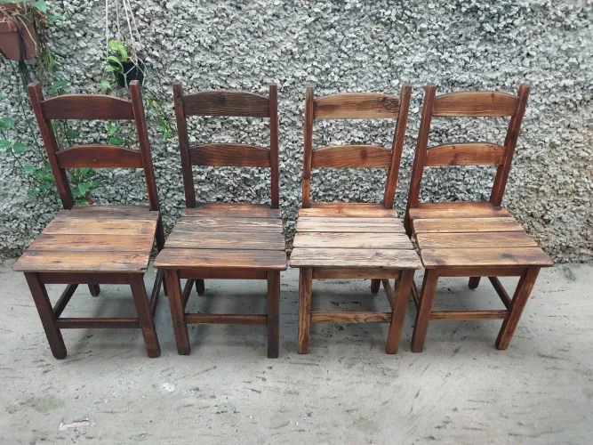Conjunto com 4 cadeiras escolares antigas de cedrinho maciço