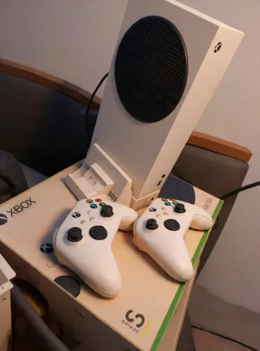 XBOX SERIE S C/ SUPORTE E 2 CONTROLES COM BATERIA