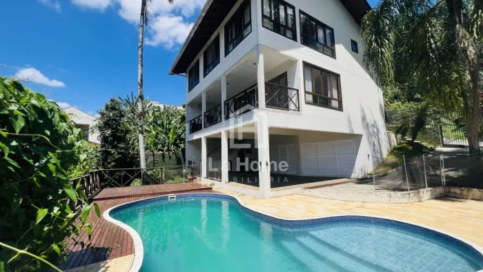 Casa semi mobiliada, com piscina, 4 dormitórios sendo 1 suíte para locação/venda em Blumen
