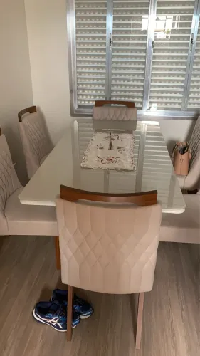 Mesa com 6 cadeiras estofadas