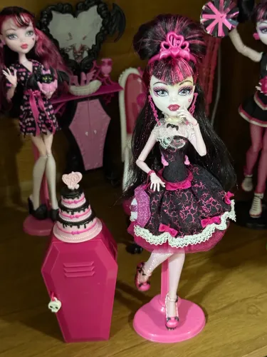 Draculaura 1600 g1 monster high leia a descrição