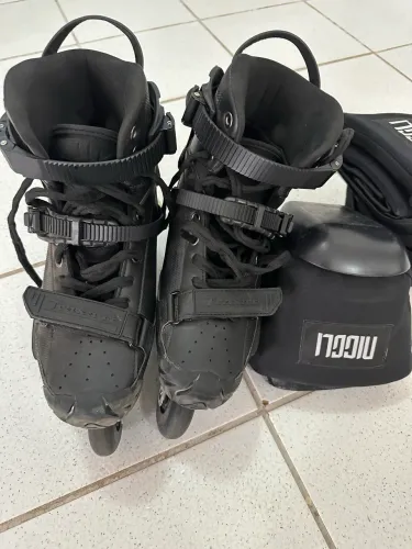 Patins Traxart Freestyle Karbonik 43 proteções e capacete Niggli G