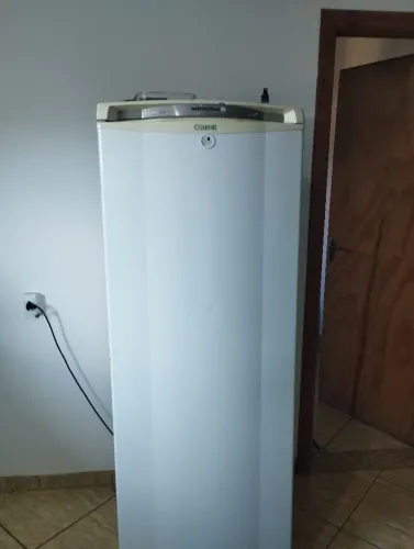 Vende se uma geladeira usada funcionando bem