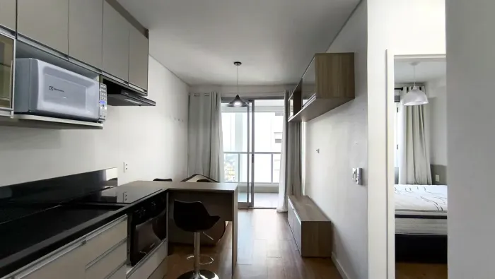 Apartamento de 39m2 de 01 dormitório totalmente mobiliado com 01 vaga no Centro de Guarul