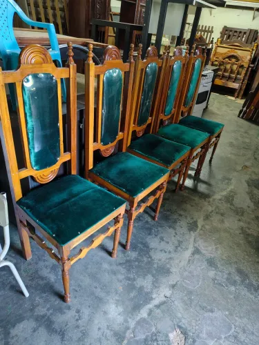 Cadeiras em madeira maciça