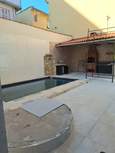 Ótima Casa sobreposta térrea, piscina e espaço gourmet/churrasqueira !