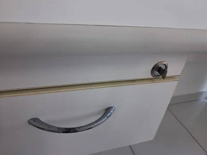 Escrivaninha mdf branca com gaveta