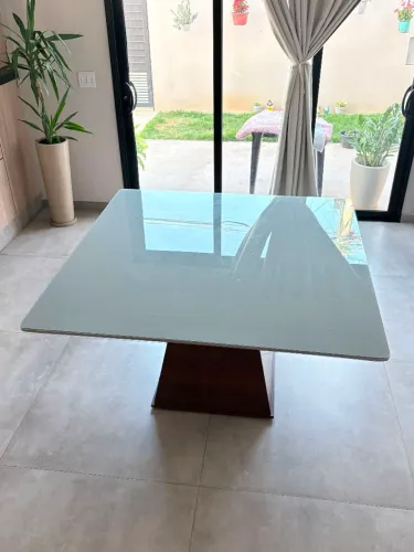 Mesa quadrada com tampo de vidro