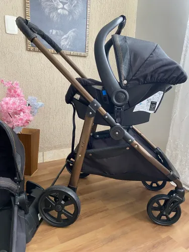 Carrinho Moisés com bebê conforto e base