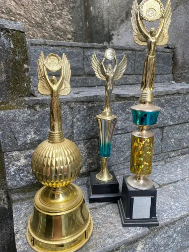 3 Troféus - Leia o Anúncio